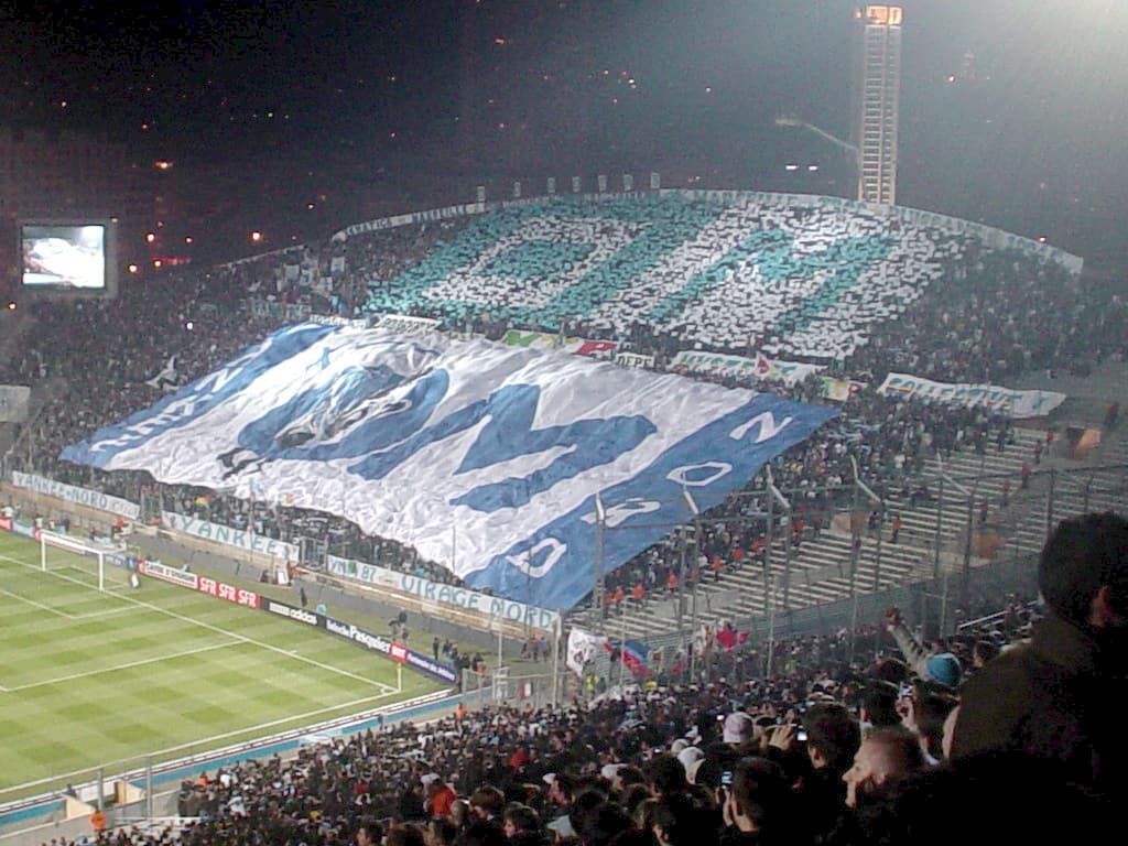 Tribune du Stade Vélodrome remplie de supporters lors d’un match entre Marseille et Lyon en 2007